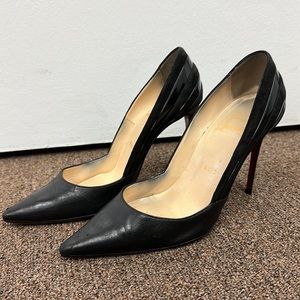 CHRISTIAN LOUBOUTIN SIZE 36.5/6.5 BLACK PATENT LEATHER SUEDE PUMP